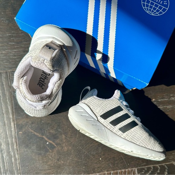 Adidas Swift Run size 5.5 - Picture 4 of 13